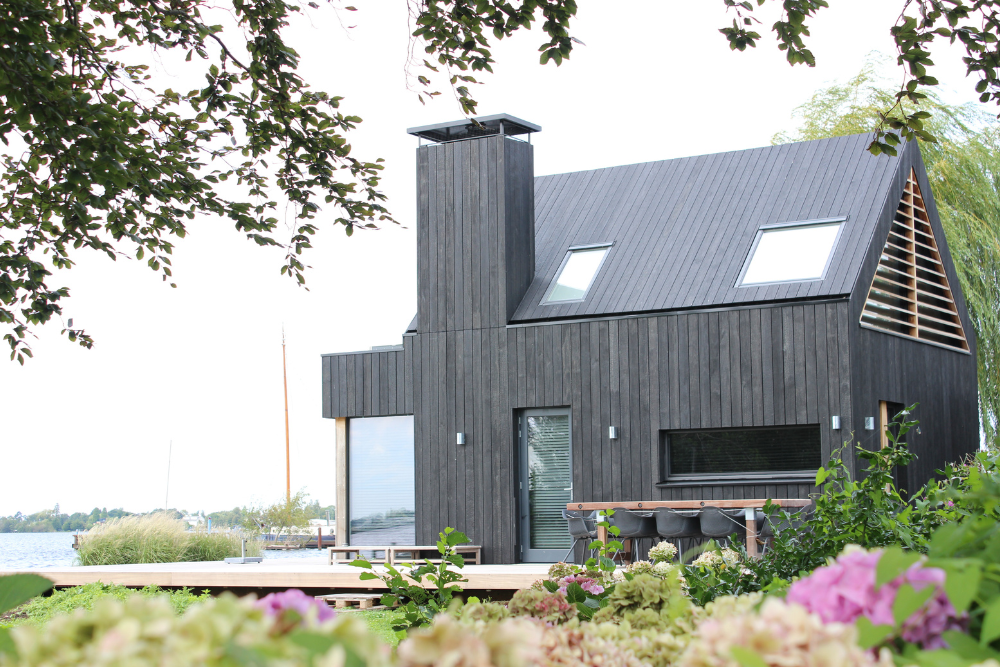 Zwarthout — გამომწვარი ხის ფასადი