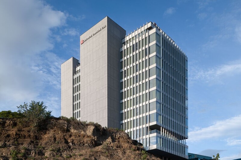 Hilton Garden Inn — Façade