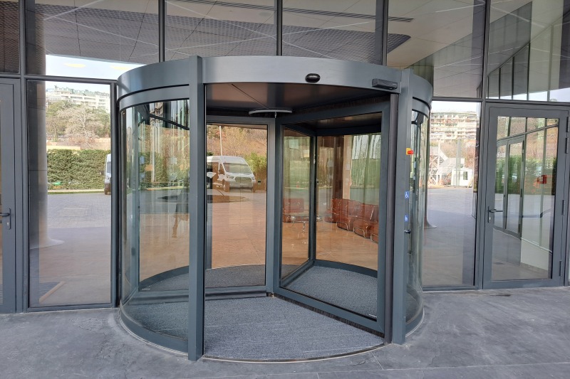 Mziuri Business Centre — Revolving door