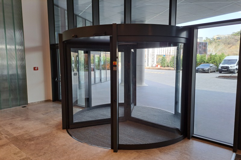 Mziuri Business Centre — Вращающаяся дверь